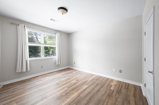 Building Photo - Spacious 3BR/2BA end unit at Bristol West ...