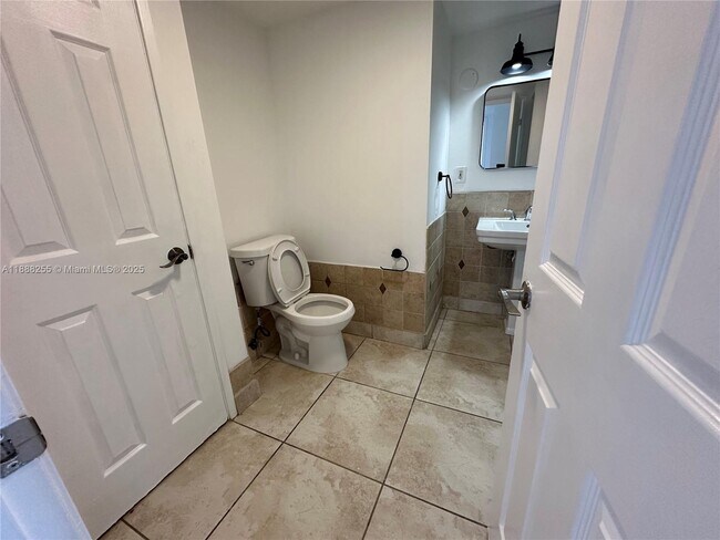 Building Photo - 1351 NE Miami Gardens Dr