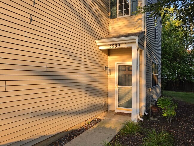 Building Photo - 3959 Blackstone Dr