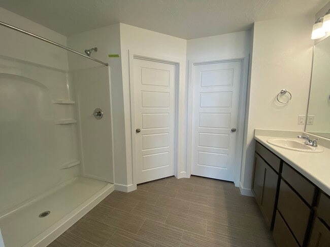 Building Photo - 3 Bd/2.5 Bathroom Townhome in Lehi