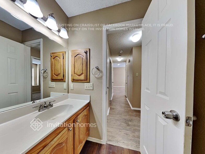 Building Photo - 2060 Camelot Dr
