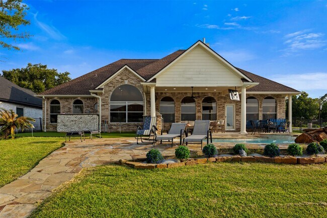 Building Photo - 14030 Shoreline Dr