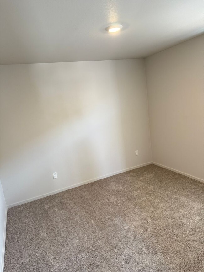 Building Photo - Beautiful 3 Bedroom 2 Bathroom Home Available Now