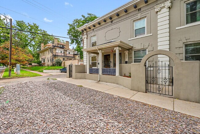 Building Photo - $2,295.00 - 3 Bedrooms, 1.5 Bathroom, Town...