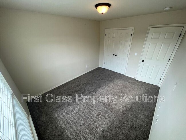 Building Photo - 2265 Blue Jay Dr