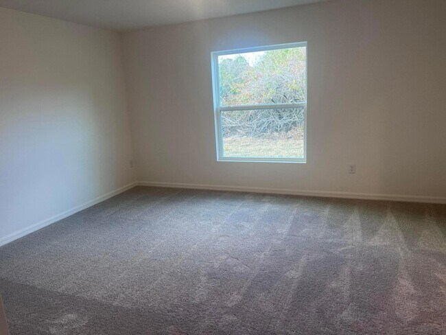 Building Photo - 3161 Fergus Ave