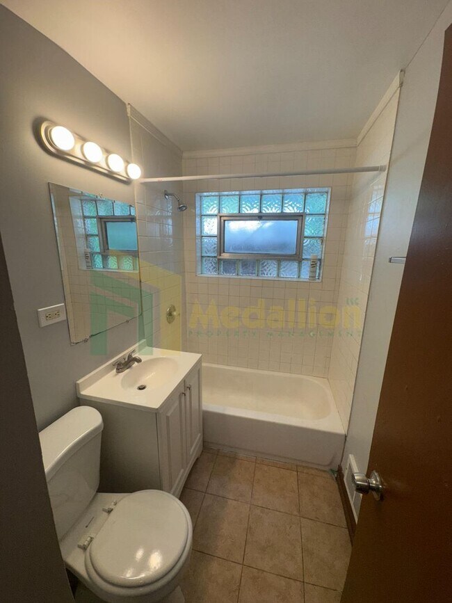Building Photo - Brick Bungalow 4 bed 2 bath + Bonus area i...