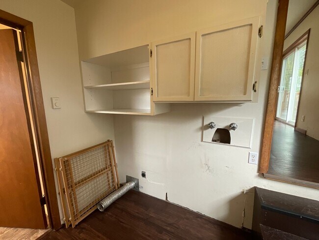 Building Photo - 3 Bed, 2 Bath Home with 2- Car Garage/Shop...