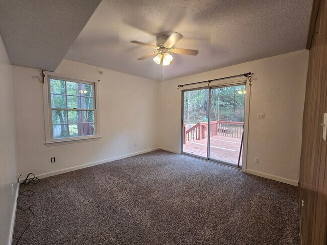 Building Photo - Is It Durham or Chapel Hill? Amazing Location!