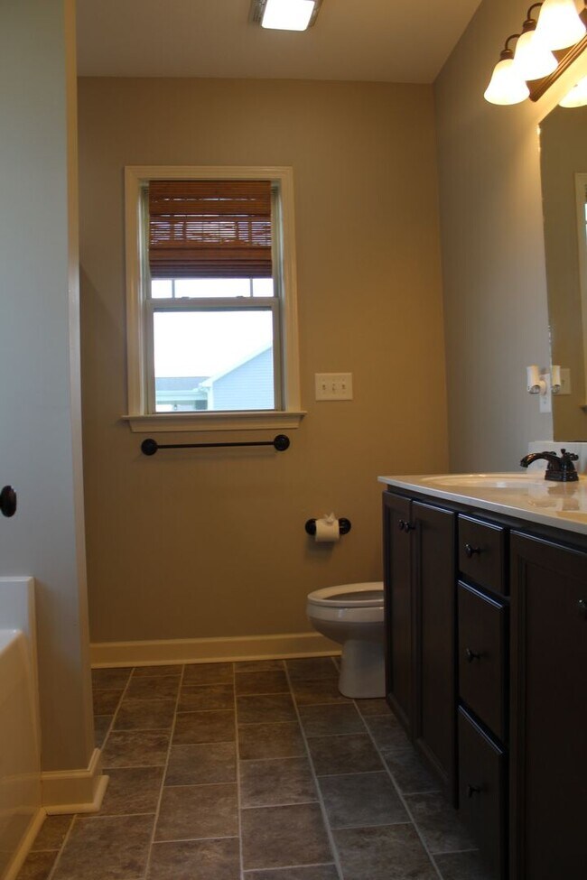 Building Photo - 3 Bed/2 Bath Home - Desirable Planter's Ridge Subdivision/CBA Schools