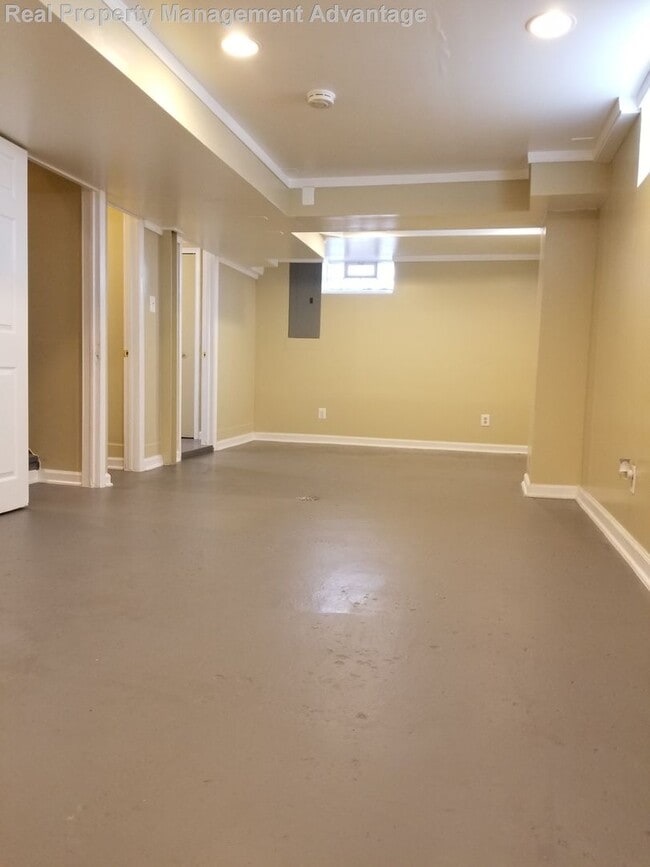 Building Photo - Meticulously Maintained 2 Bedrooms and 1.5...