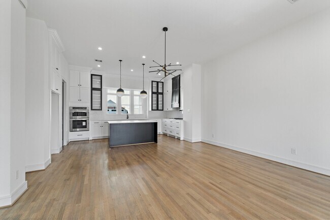 Building Photo - 1005 E 28th St