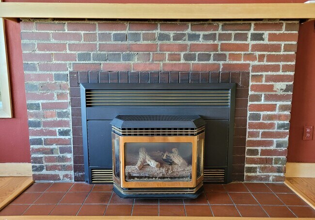 Building Photo - Bayview Condo 2 Bedrooms with Gas Fireplace  - S State St