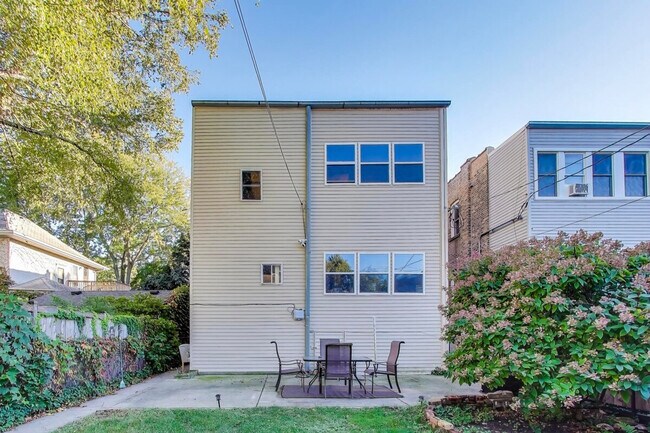 Building Photo - 1506 W Thome Ave