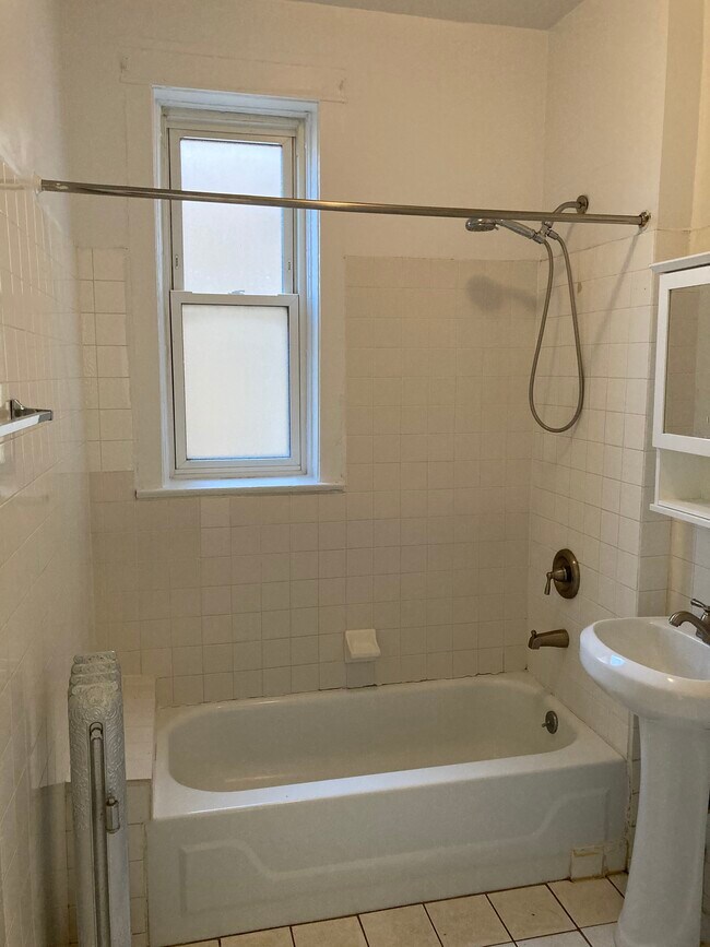 Building Photo - 4719 N Lincoln Ave