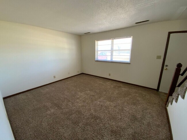 Building Photo - 560 NE Park Ln