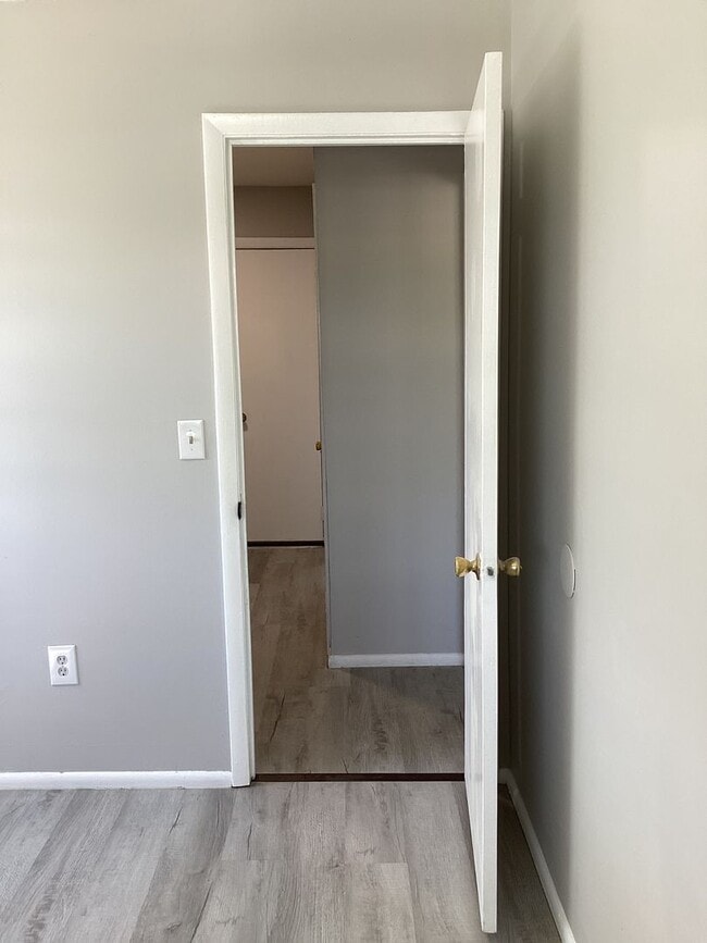 Building Photo - 3 Bedroom Ready for move in!