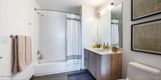 Building Photo - 817 N 6th St