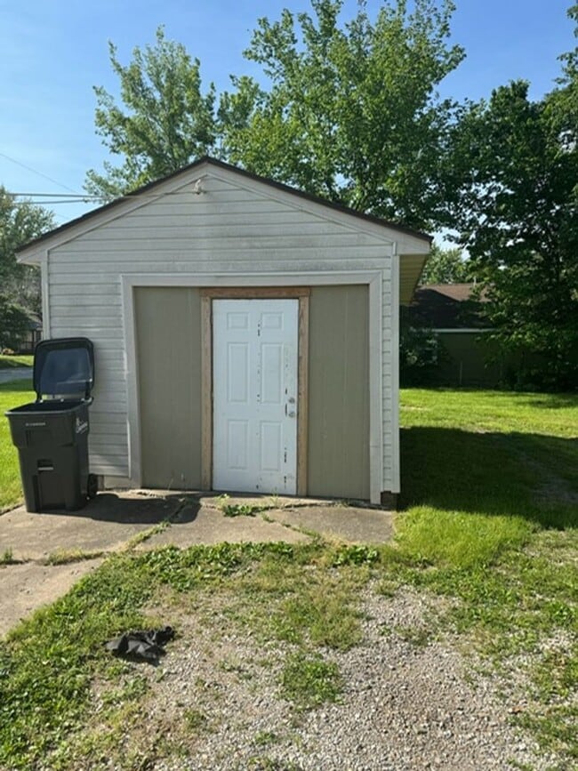Building Photo - 2 bed/ 1 bath single family home