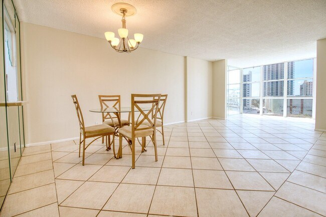 Building Photo - 800 Parkview Dr