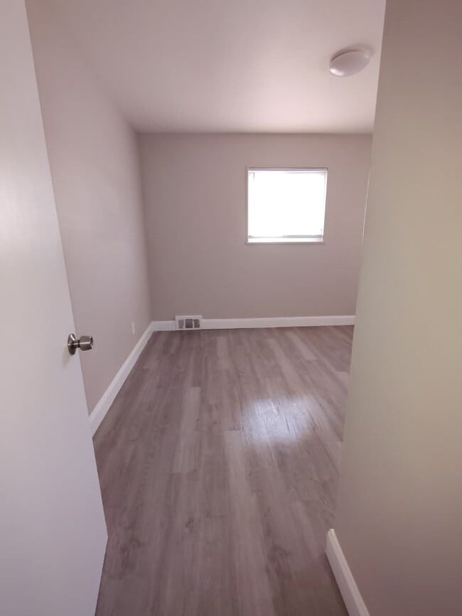 Building Photo - Cute 3 Bedroom Ready for you