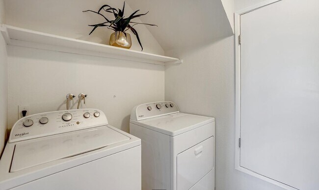 Building Photo - 5085 Valley Crest Dr