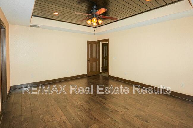 Building Photo - 1000 Peak St