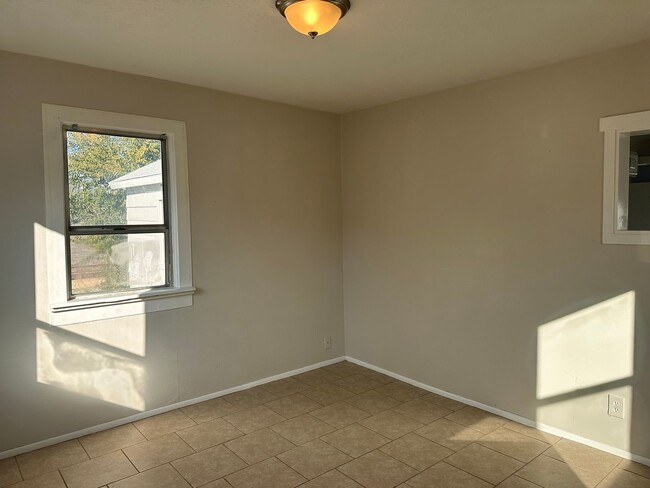 Building Photo - 3 Bedroom House with Garage