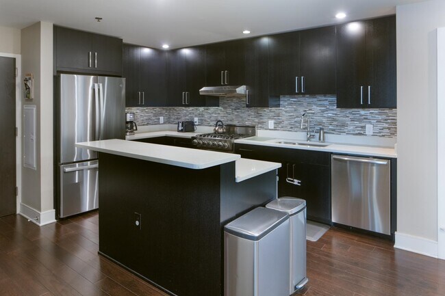 Building Photo - 1100 Maxwell Ln