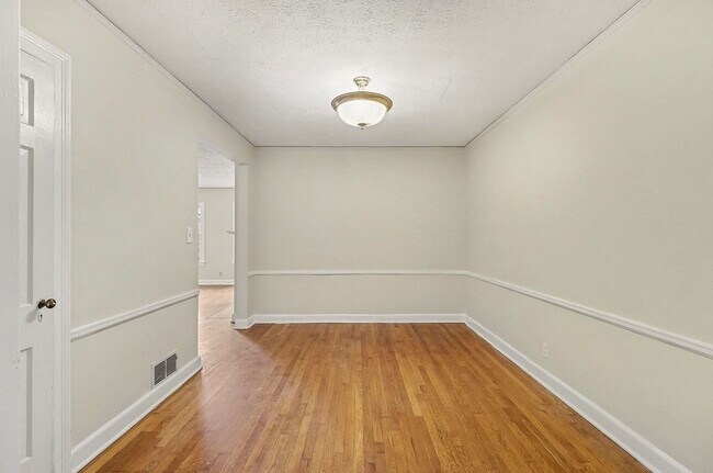 Building Photo - Great Emory Area Rental