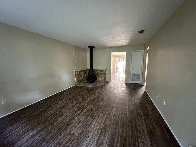 Building Photo - Brewster Estates unit avail NOW!!!