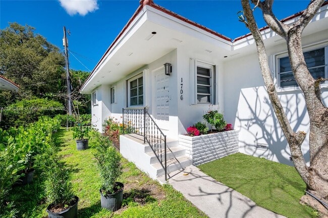 Building Photo - 1706 S Le Jeune Rd