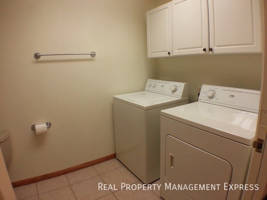 Building Photo - Cozy 2 Bedroom, 1 Bath Twin Home with 2 st...