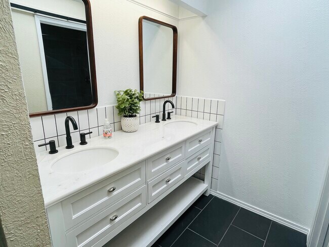 Master bath - 9810 Osuna Rd NE