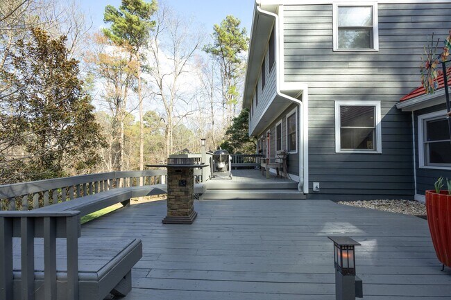 Building Photo - Beautifully renovated large home in CHCCS school district! Available mid-June!
