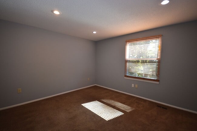Building Photo - 104 Smokehouse Ln