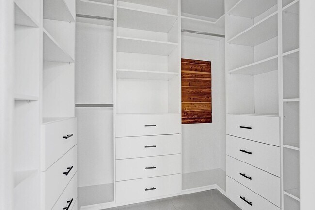 Building Photo - 6700 E Tropical Way