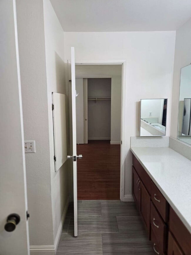 Building Photo - Spacious 3-bed, 2-bath condo is located in the heart of UTC, right on the UCSD bus line! It featu...