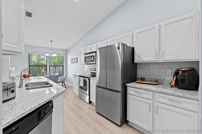 Building Photo - 1599 Bayridge Pl