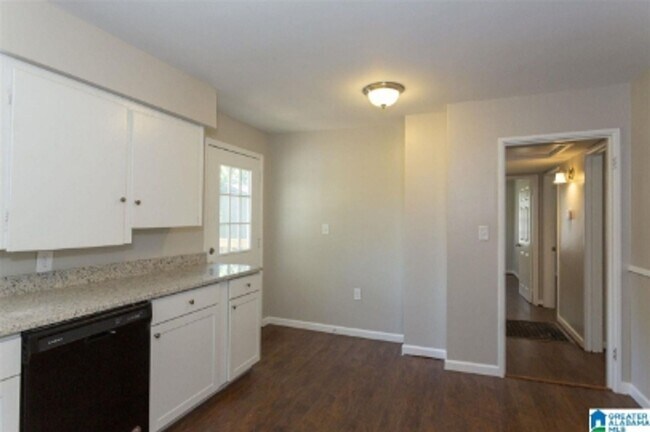 Building Photo - Flexible 3BR/2BA or 2BR + Den Home