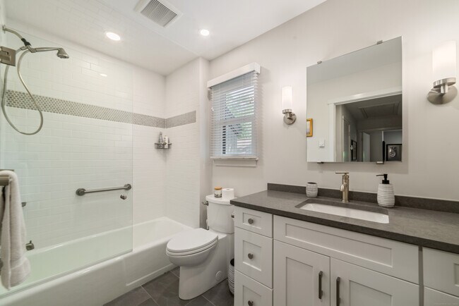 Building Photo - 595 Heritage Vlg