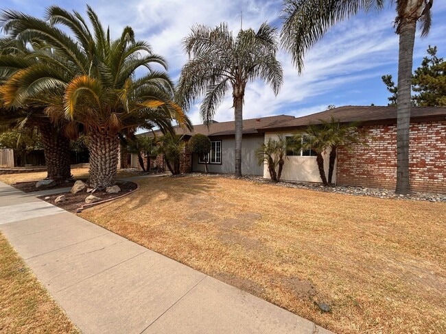 Building Photo - Cute home for rent in Tulare