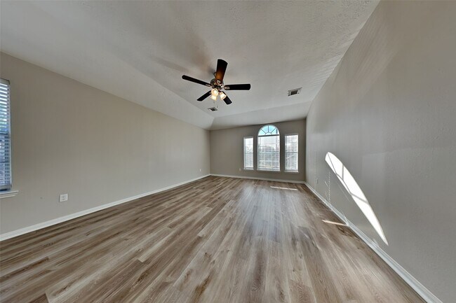 Building Photo - 31110 Silver Village Dr