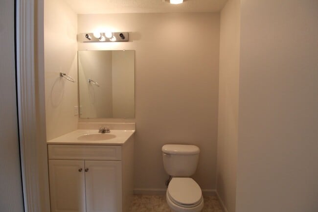 Building Photo - Liberty square end unit townhome for rent!