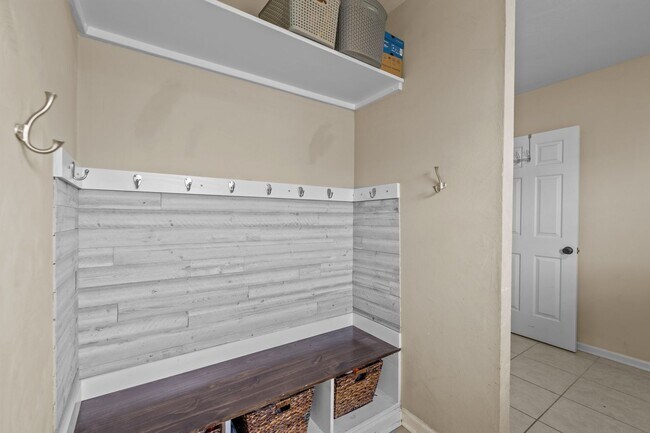 Building Photo - Spacious 4-Bed, 3-Bath Home in Virginia Beach!