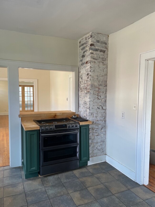 Building Photo - 1947 Emoriland Blvd