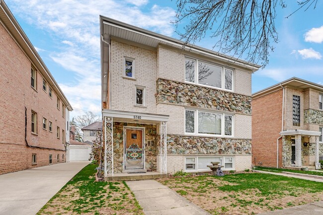 Building Photo - 5740 N Lowell Ave