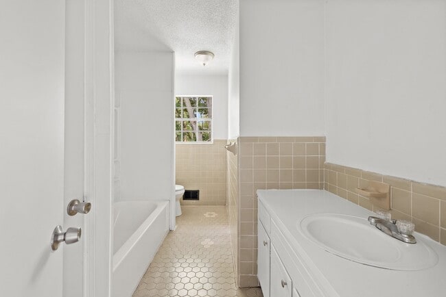 Building Photo - Spacious beautiful 4-bedroom 2.5 bath home