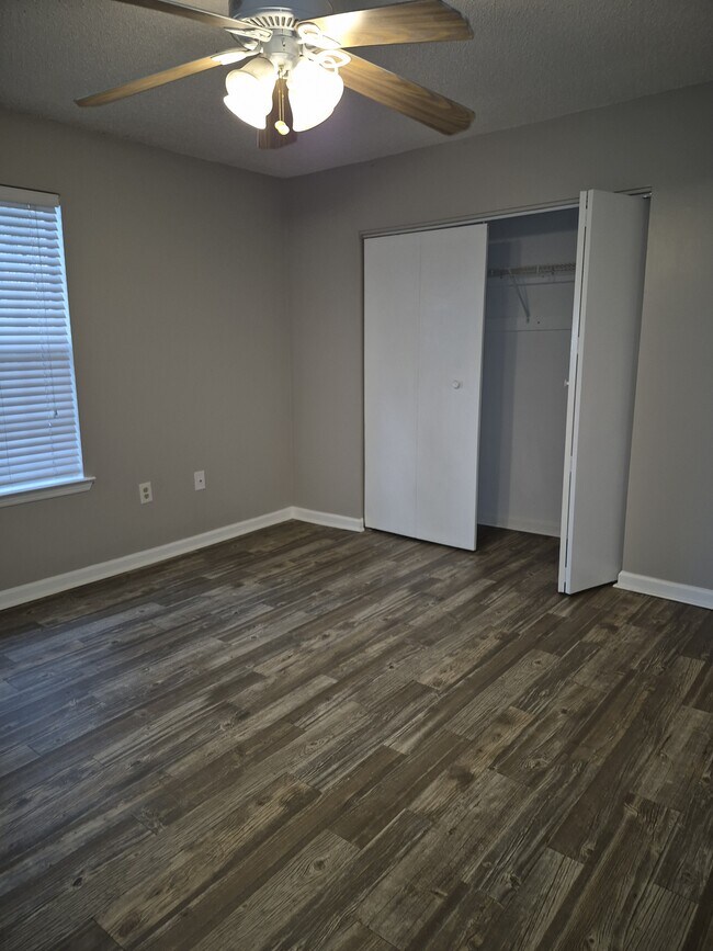 Building Photo - 2092 S Sherwood Dr