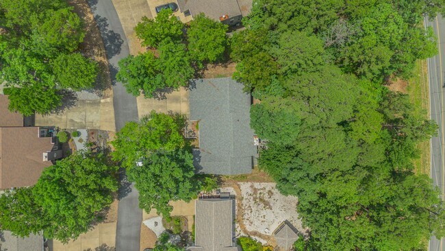 Building Photo - Quite neighborhood with garage and wooded views!